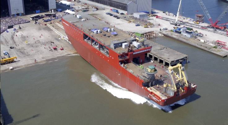 El casco de 10 mil toneladas del RRS Sir David Attenborough se desliza en el agua (Foto: BAS)