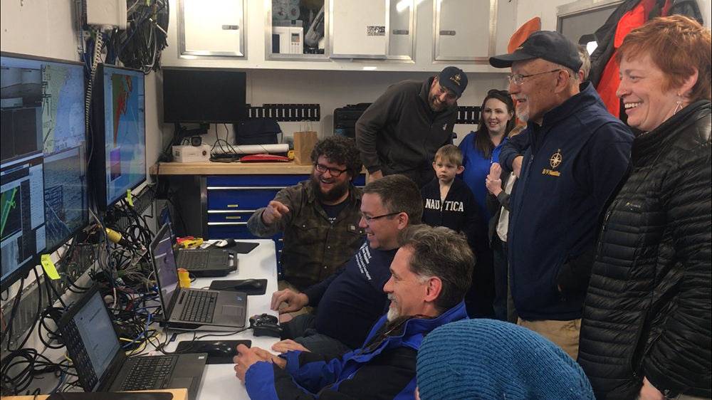 A equipe de expedição hospedou os visitantes da van de controle de missão para ver o mapeamento ASV BEN se desdobrar em tempo real. (Foto: Ocean Exploration Trust)