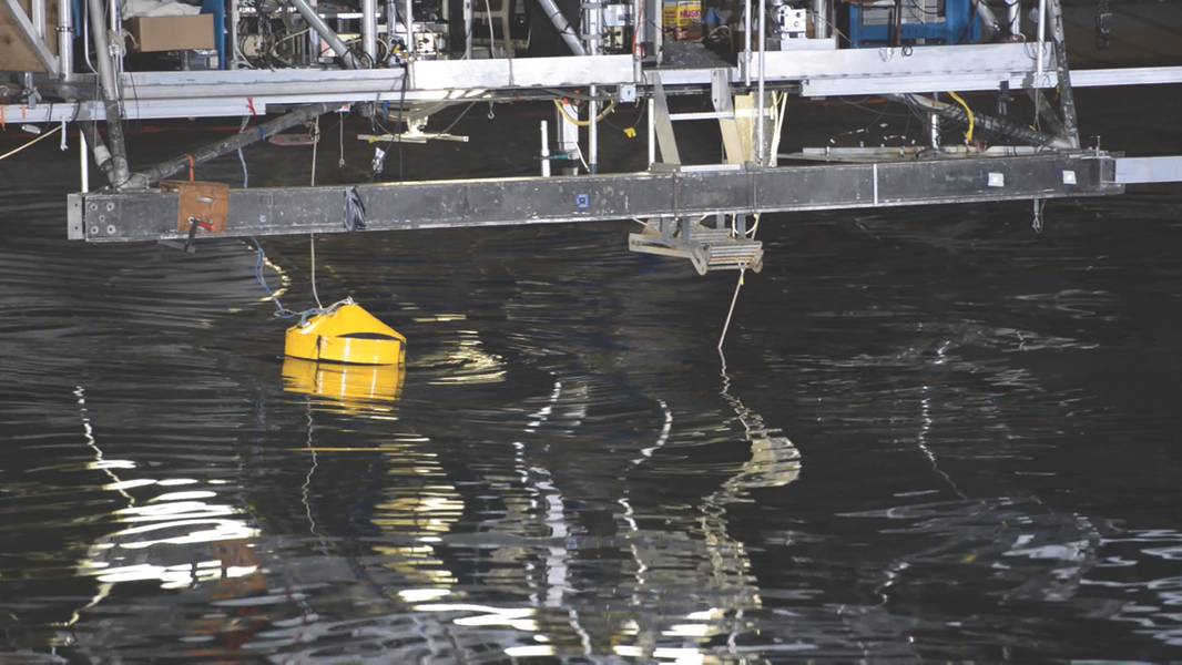 El generador de punta única accionado por ondas de AquaHarmonics se demuestra durante un escaparate de innovación en la Cuenca de Maniobras y Marinería en Carderock, Maryland (foto de la Marina de EE. UU. Por Heath Zeigler)