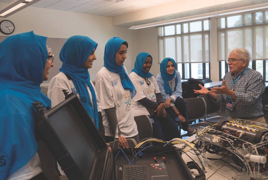 El inventor de sonar de barrido lateral y antiguo juez y simpatizante de la competencia MATE, Marty Klein, habla con el equipo femenino ROV de Arabia Saudita durante el evento internacional 2017. (Foto cortesía de MATE II)