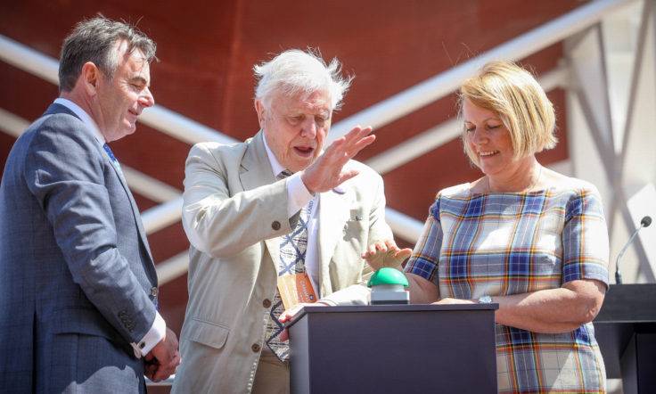 De izquierda a derecha: el presidente ejecutivo de Cammel Laird, John Syvret, ve a Sir David Attenborough y la directora de BAS, la profesora Dame Jane Francis, presionar el botón de inicio. (Foto: Simon Williams-Tully)