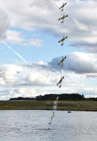 Un lapso de tiempo de la transición de EagleRay de mar a cielo (Crédito NCSU)