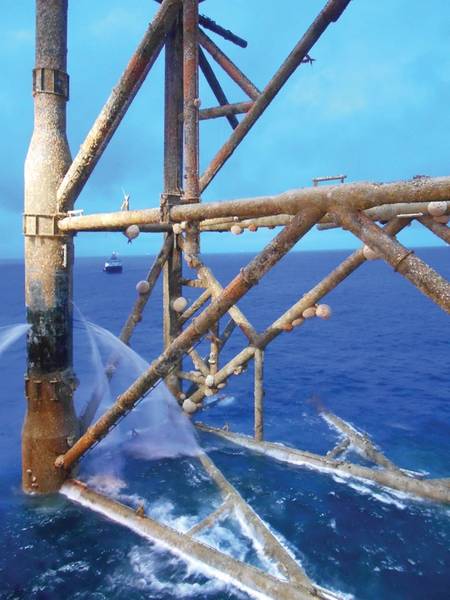 Un ling común, Molva molva, nada entre un hábitat similar a un arrecife de coral creado por la infraestructura de petróleo y gas. Imagen del sitio.