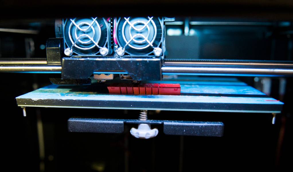 Os pesquisadores usaram impressoras 3D a bordo do navio para criar novas versões das garras (laranja) durante a noite em resposta ao feedback dos pilotos e biólogos do ROV. (Crédito: Wyss Institute na Universidade de Harvard)