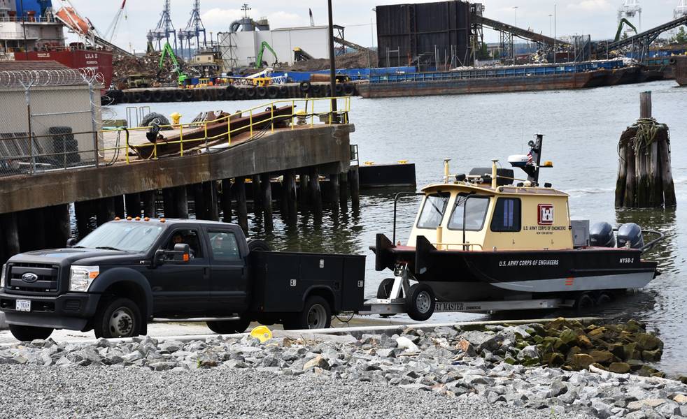 Um veículo distrital recupera uma embarcação de pesquisa no Terminal Marítimo Caven Point reconstruído no Distrito de Nova York em Jersey City, NJ, em 12 de junho de 2018. A nova rampa para barcos permite o lançamento e a recuperação de naves durante todos os pontos do ciclo da maré. Uma seção da aula de Pesquisas Hidrogáficas foi ensinada a bordo de navios de pesquisa na água em New York-New Jersey Harbor. (Foto de James D'Ambrosio)