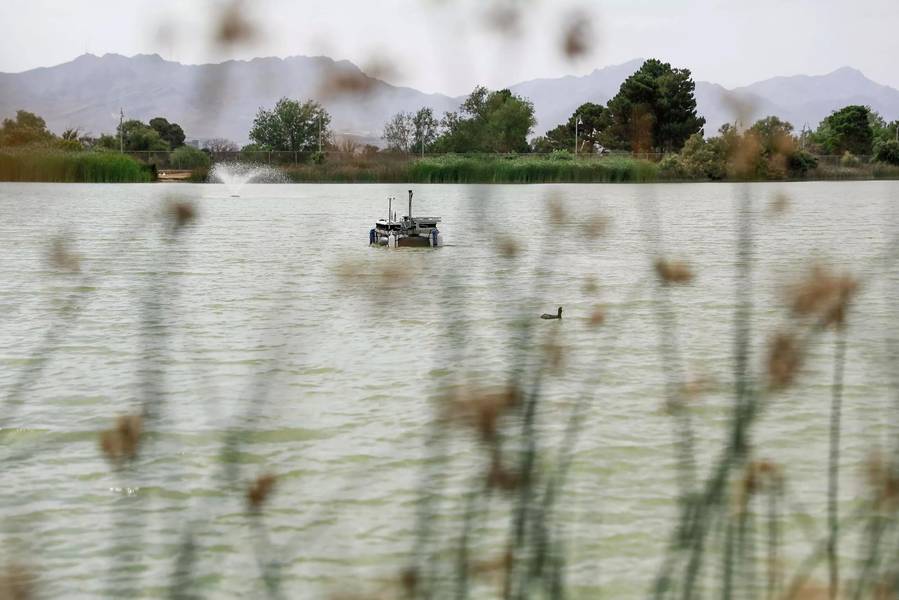 Ένα αυτόνομο σκάφος που κατασκευάστηκε από ερευνητές στο Πανεπιστήμιο του Τέξας στο Ελ Πάσο επιπλέει στη λίμνη Ascarate, που βρίσκεται στο Ελ Πάσο του Τέξας. Πίστωση: Το Πανεπιστήμιο του Τέξας στο Ελ Πάσο.