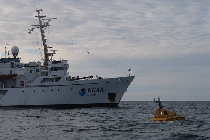 Μια ομάδα μηχανικών και φοιτητών από το Κέντρο Χωροταξίας και Ωκεανογραφίας του Πανεπιστημίου του Νιου Χάμσαϊρ επέστρεψε πρόσφατα από ένα ταξίδι που πραγματοποίησε το πρώτο αυτόνομο (ρομποτικό) σκάφος επιφανείας - το Bathymetric Explorer και Navigator (BEN) - από πλοίο NOAA πολύ πάνω από το Αρκτικός Κύκλος. (Φωτογραφία της Christina Belton, NOAA)