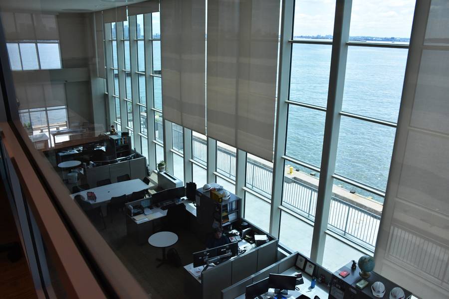 Μια υπερσύγχρονη περιοχή έρευνας στο νέο κεντρικό κτίριο της περιοχής στο θαλάσσιο τερματικό σταθμό Caven Point στο Jersey City, NJ, 12 Ιουνίου 2018. Τα παράθυρα από το δάπεδο μέχρι την οροφή προσφέρουν πανοραμική θέα στο λιμάνι της Νέας Υόρκης-Νιου Τζέρσεϋ και Ορίζοντας της Νέας Υόρκης. Ένας ξεχωριστός χώρος εκπαίδευσης όπου διδάχθηκε μια κατηγορία Hydographic Surveys έχει το ίδιο χαρακτηριστικό. (Φωτογραφία από τον James D'Ambrosio)