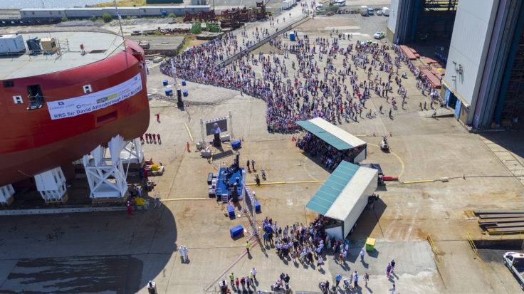 Χιλιάδες άνθρωποι συγκεντρώθηκαν για να γίνουν μάρτυρες της εκτόξευσης του πλοίου RRS Sir David Attenborough στις 14 Ιουλίου. (Φωτογραφία: BAS)