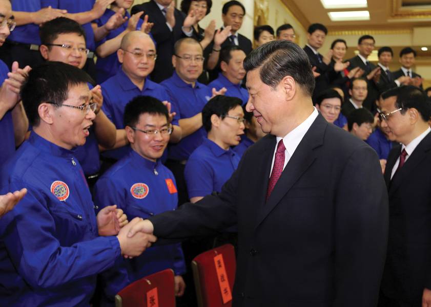 Номер 4 (слева) Профессор Цуй Вэйчэн, получивший титул «Национальный герой Китая», от президента КНР Си Цзиньпина (справа) после его успешных погружений до более 7 000 м в погружном Цзяолуне. (Фото: Университет Шанхая в океане)
