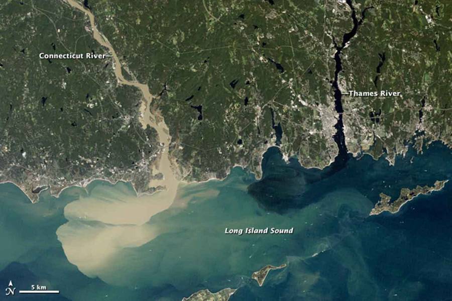 Полный дождевой воды от урагана Ирен, который залил Нью-Англию в августе 2011 года, река Коннектикут отправила большое количество грязного осадка в Лонг-Айленд-Саунд. (Фото: NASA Earth Observatory)
