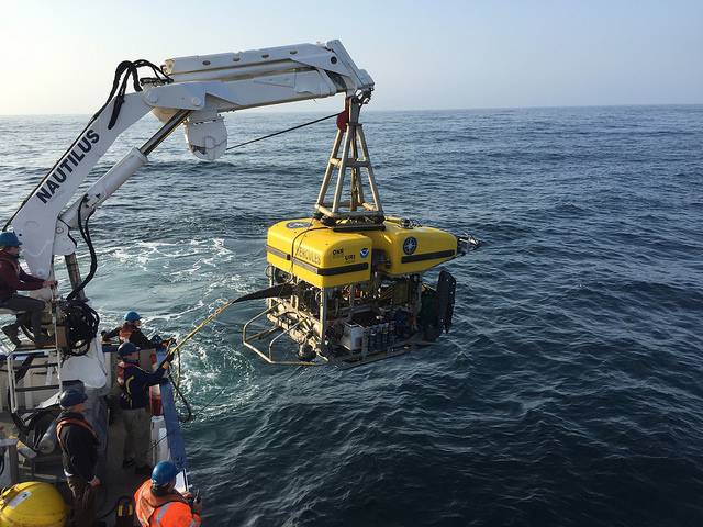 يتم إطلاق ROV من سطح السفينة Nautilus (الصورة: ONC)