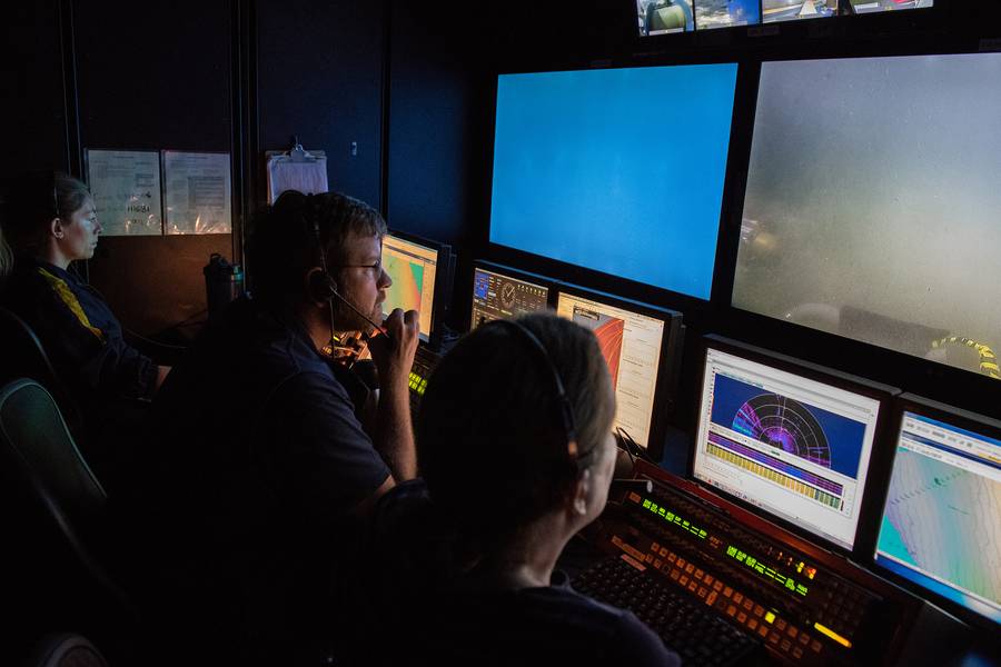 يقوم الفريق العلمي في وحدة التحكم في E / V Nautilus بمراقبة الغطس وتحديد الأهداف المحتملة لأخذ العينات. (الصورة: سوزان بولتون / أويت)