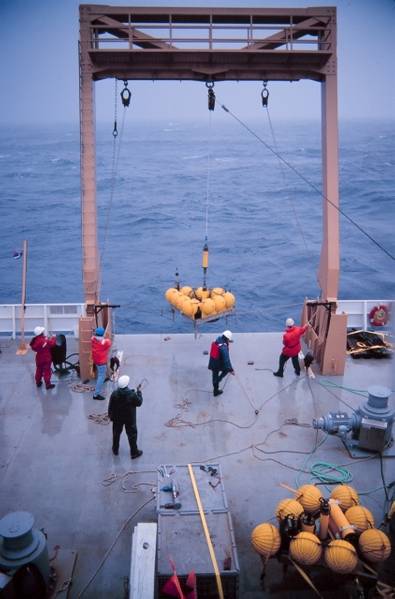 डॉ। रॉबर्ट एमबली, NOAA के फोटो सौजन्य