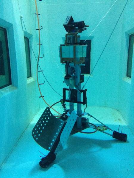 वाशिंगटन विश्वविद्यालय के खारे पानी के टैंक में परीक्षण के दौरान अवलोकन सोनार। (क्रेडिट: यान मार्कोन, ब्रेमेन / मारम विश्वविद्यालय)
