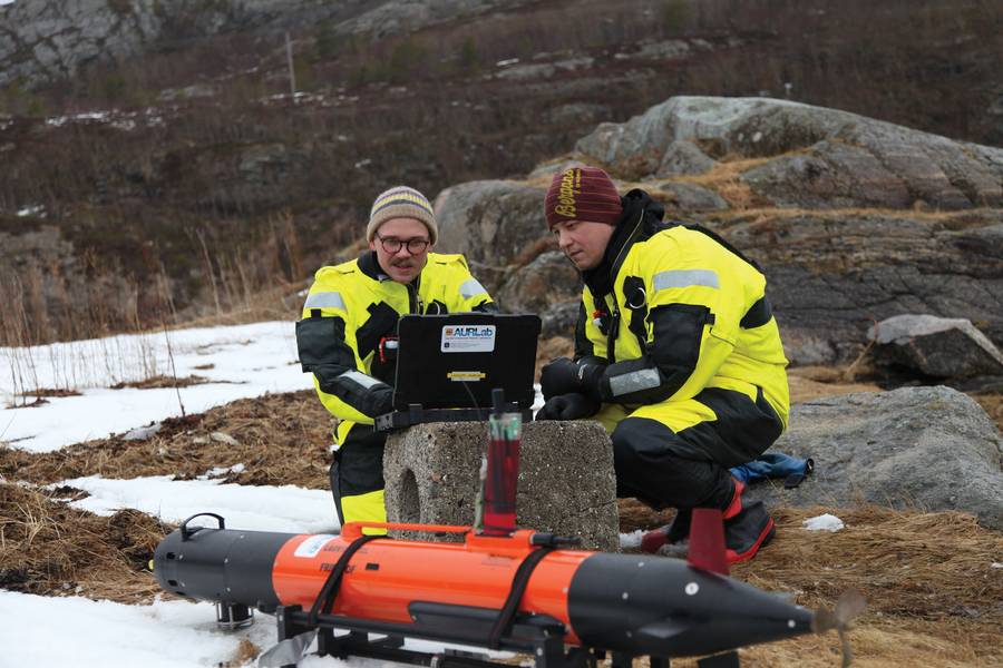 संसाधनपूर्ण: नॉर्वेजियन AUV और महासागरीय शोधकर्ता सिंक में काम करते हैं। फोटो क्रेडिट: प्रोफेसर मार्टिन लुडविगसेन, एनटीएनयू एएमओएस
