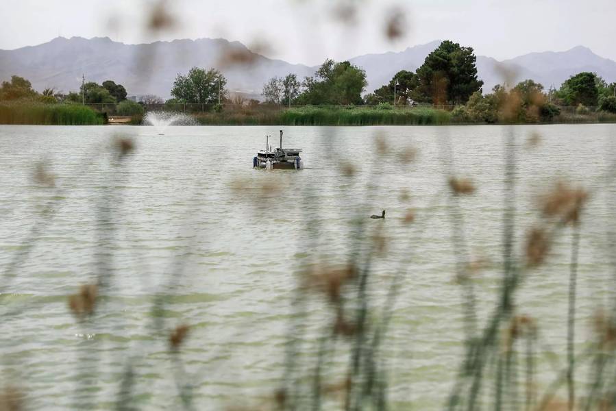 テキサス大学エルパソ校の研究者が作った自律ボートが、テキサス州エルパソにあるアスカラテ湖に浮かんでいる。クレジット: テキサス大学エルパソ校。