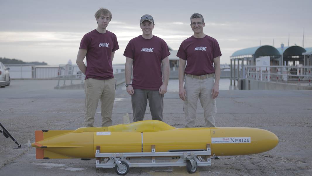 バージニアDEEP-Xは、調整されたチームで運営される小型で低コストの水中用車両を開発しています。 （写真：Zakee Kuduro-Thomas）