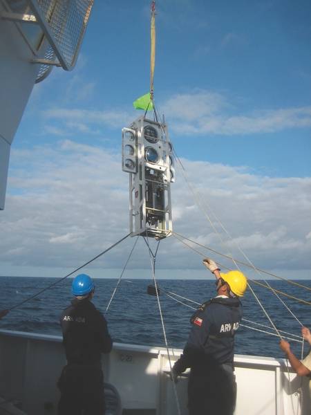 図2：底生生物のアウラシアは、現代のチリの科学船Cabo de Hornos（チリのArmadaによって運営されている）のデッキクルーによる展開のために横に持ち上げられています。ガラス球はブユアンシーを高くし、器具は重量を低くして固有の安定性を作り出します。 （画像：Kevin Hardy、Atacamex 2018）