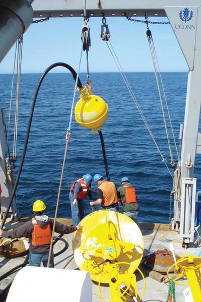 海に展開されるストレッチホース（写真：EOM Offshore）