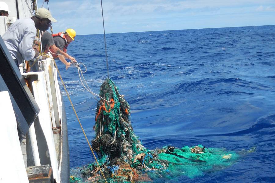 研究者が太平洋からゴミを引く（写真：The Ocean Cleanup Foundation）