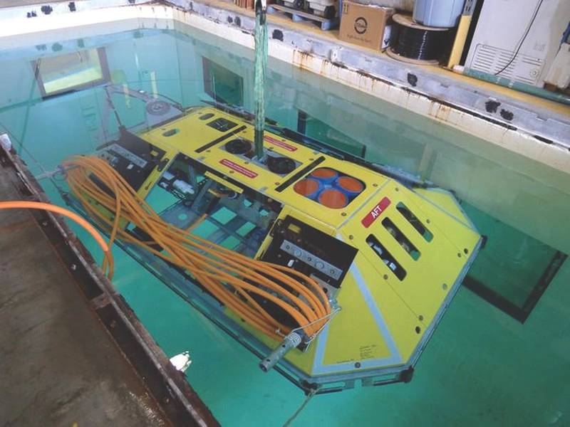 图4。一个海底实验包装包含一个ADCP和几个较小的海洋传感器在一个防风险框架内。里面还有有线网络的电源/通信单元。 （信用：华盛顿大学）