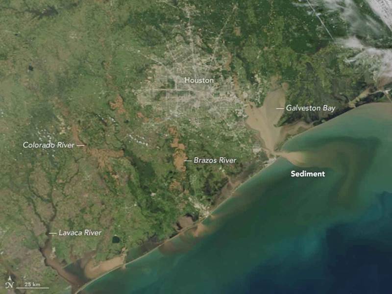 在2017年8月飓风哈维遭遇大雨之后，休斯顿大都市区和德克萨斯州海岸周围的河流和海湾都充满了洪水，这使得内陆泥泞，沉积物充足的水域进入墨西哥湾。 （图片：美国宇航局地球观测站）