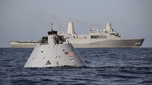 计划于2019年12月进行的“探索任务-1”计划将模拟将在太平洋飞溅的猎户座机组人员模块。在后台：USS安克雷奇正在支持美国宇航局的进行中的恢复测试。 （由安倍麦克纳特拍摄的美国海军）