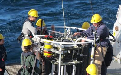 Abb. 1: Teledyne RDI ADCP an einer hydrographischen Packung vor dem Absenken in große Tiefen. Bildnachweis: J. Lemus (U. Hawaii). https://goo.gl/VfvYn1