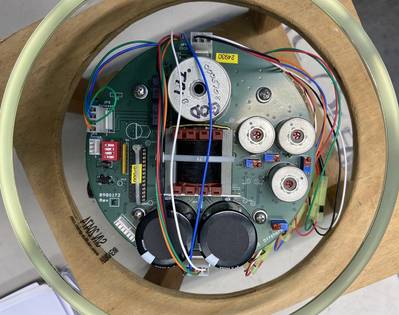 Abbildung 1. Die Edgetech Burnwire Acoustic Release Transponder (BART)-Platine ermöglicht die Übertragung von bis zu 5 Burnwire-Freigabebefehlen oder 4 Burnwire-Freigabebefehlen plus einem Ein- und einem Ausschaltbefehl an einen einzelnen Pin. Die Platine hat am Grund des Marianengrabens/Challenger-Tiefs zuverlässig Befehle empfangen. (Foto mit freundlicher Genehmigung von Rob Morris, Edgetech.)