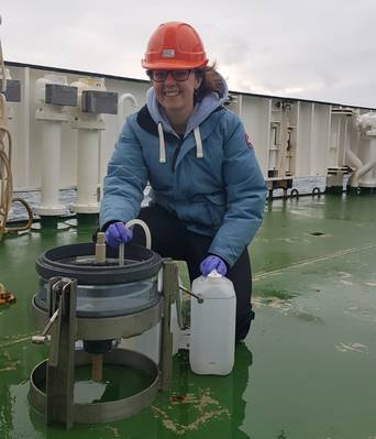 Cientista do NOC Chelsey Baker durante a expedição DY111 CUSTARD, 2019-2020 (Crédito: NOC)