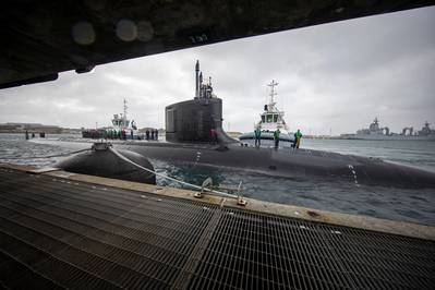 Das Schnellangriffs-U-Boot der Virginia-Klasse USS Hawaii (SSN 776) bereitet sich im Rahmen eines geplanten Hafenbesuchs auf das Anlegen bei HMAS Stirling in Westaustralien, Australien, vor, bevor es am 22. August mit dem U-Boot-Tender USS Emory S. Land (AS 39) eine U-Boot-Wartungsperiode (STMP) durchführt. (Foto: Victoria Mejicanos / US Navy)