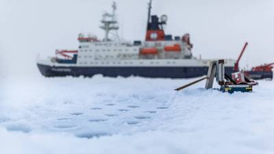 Das deutsche Forschungsschiff Polarstern während einer Eisstation. Ansicht von Bohrlöchern zum Herausnehmen von Eisbohrkernen und Wasserproben aus dem arktischen Meereis. (Foto Stefan Hendricks / AWI)