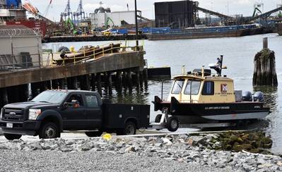 Ein Bezirksfahrzeug holt ein Befragungsschiff an dem rekonstruierten Caven Point Marine Terminal des New York District in Jersey City, NJ, am 12. Juni 2018 ab. Die neue Bootsrampe ermöglicht das Starten und Abholen von Fahrzeugen während aller Punkte im Gezeitenzyklus. Ein Abschnitt der Hydrographical Surveys-Klasse wurde an Bord von Vermessungsschiffen auf dem Wasser in New York-New Jersey Harbor unterrichtet. (Foto von James D'Ambrosio)