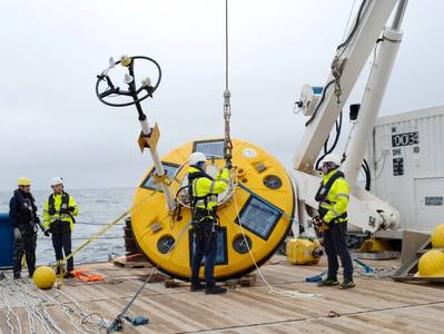 R/V Falkor (too) の乗組員とアルゼンチンの科学チームは、海軍水文観測局の Wavescan Oceanor Buoy（WOB）の設置準備を進めています。係留されたブイは、海流だけでなく、水文および大気パラメータに関するデータを収集します。© Schmidt Ocean Institute
