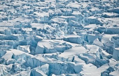 Gletscherspalten in der Nähe der Erdungslinie von Pine Island Glacier, Antarktis. (Credits: Universität von Washington / Ich. Jougin)