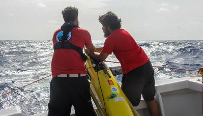 Grant Rawson de la NOAA (izquierda) y Luis O. Pomales Velázquez de la Universidad de Puerto Rico en Mayagüez se preparan para desplegar un planeador. (Foto: NOAA)