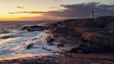 Las olas golpean la costa atlántica de Nueva Escocia en el faro de Peggy's Cove. © Carbon to Sea