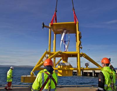 Manobrar o Hub de Energia Submarina sobre o píer para o primeiro teste úmido do sistema. (Foto: Nortek)