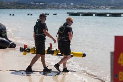 Marines testen die Zukunft der Meeresaufklärung in Marine Corps Base Hawaii mit einem unbemannten Unterwasserfahrzeug von Iver (Marine Corp Foto von Sgt. Jesus Sepulveda Torres).