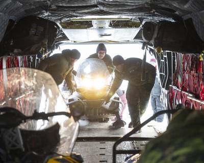 Miembros del 1.er Grupo de Patrulla Ranger Canadiense y el Sargento Andrew Deutsch, de la tripulación del CH-147F Chinook, cargando una motonieve antes del despegue hacia el campamento de la Zona de Aterrizaje de Esquí (SLA) como parte de la Operación NANOOK-NUNALIVUT en Inuvik, Territorios del Noroeste. Crédito: Cabo Jacob Hanlon, Foto de las Fuerzas Canadienses.
