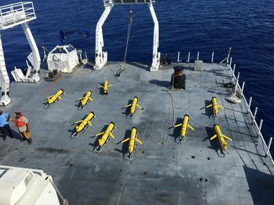 Personal de la Oficina Oceanográfica Naval se prepara para lanzar 10 planeadores submarinos de reconocimiento litoral desde el USNS Maury en el Océano Atlántico Oriental, en apoyo al objetivo de NAVOCEANO de desplegar más de 50 planeadores a nivel mundial. Estos planeadores son vehículos submarinos no tripulados que se utilizan para recopilar datos que se incorporan a modelos oceánicos, proporcionando así pronósticos submarinos para las operaciones de la Armada de los Estados Unidos. (Crédito: Rebecca Shaw, Oficina Oceanográfica Naval)
