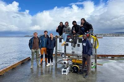 Projeto Autonomia Blueye, da esquerda para a direita: Ambjørn Grimsrud Waldum, Leonard Günzel, Gabrielė Kasparavičiūtė, Ai-Nhi Hoang, Jenny Krokstad, Md Shamin Yeasher Yousha, Dana Yerbolat, Abubakar Aliyu Badawi. Ausentes na foto: Martin Ludvigsen, Celil Yilmaz, Mahmoud Hussein Abdelrazik Hassan, Elena Marie Kirchman. © Leonard Günzel