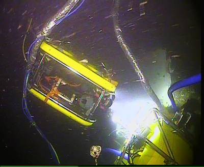 ROVはThetisからの油回収中にMoskitoを監視しています（写真：MIko Marine）