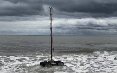 El Sea Ox entra en las olas en Jacksonville, Florida. (Foto: Rob Howard)