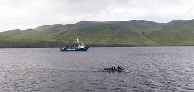 Uma equipe de mergulho investiga alvos de sonar coletados através do REMUS 100 AUV, com RV Norseman II navegando em segundo plano (Foto: NOAA)