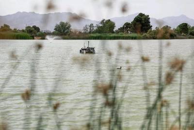 Um barco autônomo feito por pesquisadores da Universidade do Texas em El Paso flutua no Lago Ascarate, localizado em El Paso, Texas. Crédito: Universidade do Texas em El Paso.