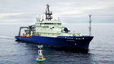 El buque de investigación Neil Armstrong llegó para recuperar un amarre de superficie que es parte de la OOI Global Array en el Mar de Irminger al sur de Groenlandia en 2016. (Foto de James Kuo, Institución Oceanográfica Woods Hole)