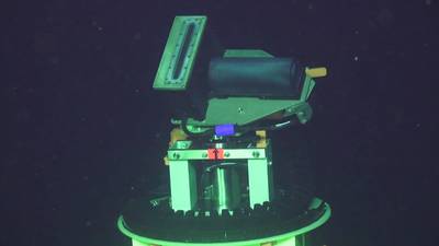 A cabeça rotativa do sonar de visão geral, com o Sonic 2022 sobre ele. (Foto tirada com o ROV Jason. Créditos: UW / NSF-OOI / WHOI / MARUM, V18)