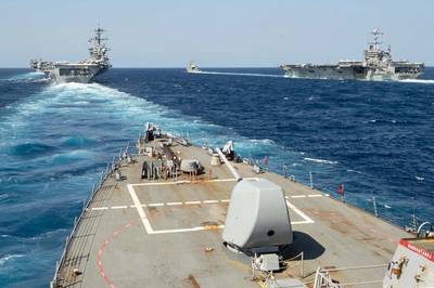 O destróier de mísseis guiados USS Arleigh Burke (DDG 51) transita em formação com o destróier de mísseis guiados USS Mason (DDG 87), o cruzador de mísseis guiados USS Normandy (CG 60) e as aeronaves USS Abraham Lincoln ( CVN 72) e USS Harry S. Truman (CVN 75) durante operações de sustentação e qualificação de transportadora dupla no Atlântico. (Foto da Marinha dos EUA pela Especialista em Comunicação de Massa 2ª Classe Justin Yarborough / Lançado)